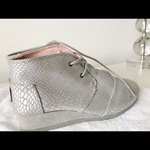 TOMS SILVER WEDGES